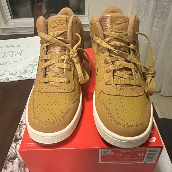 Nike boys court borough mid GS sneakers size 6Y new /box without lid - Picture 4 of 8